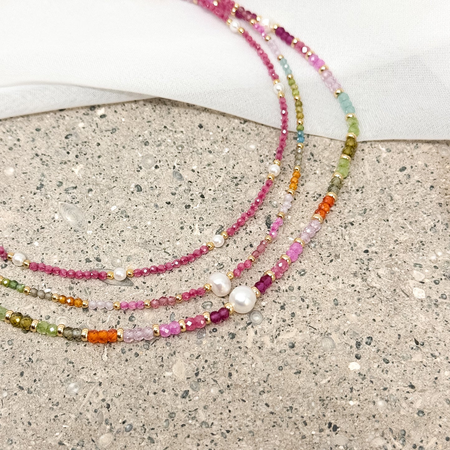 Collana multicolore con cristalli da 0.2 mm pepite oro e perla 0.4 mm naturale centrale - Lumiere Bijoux