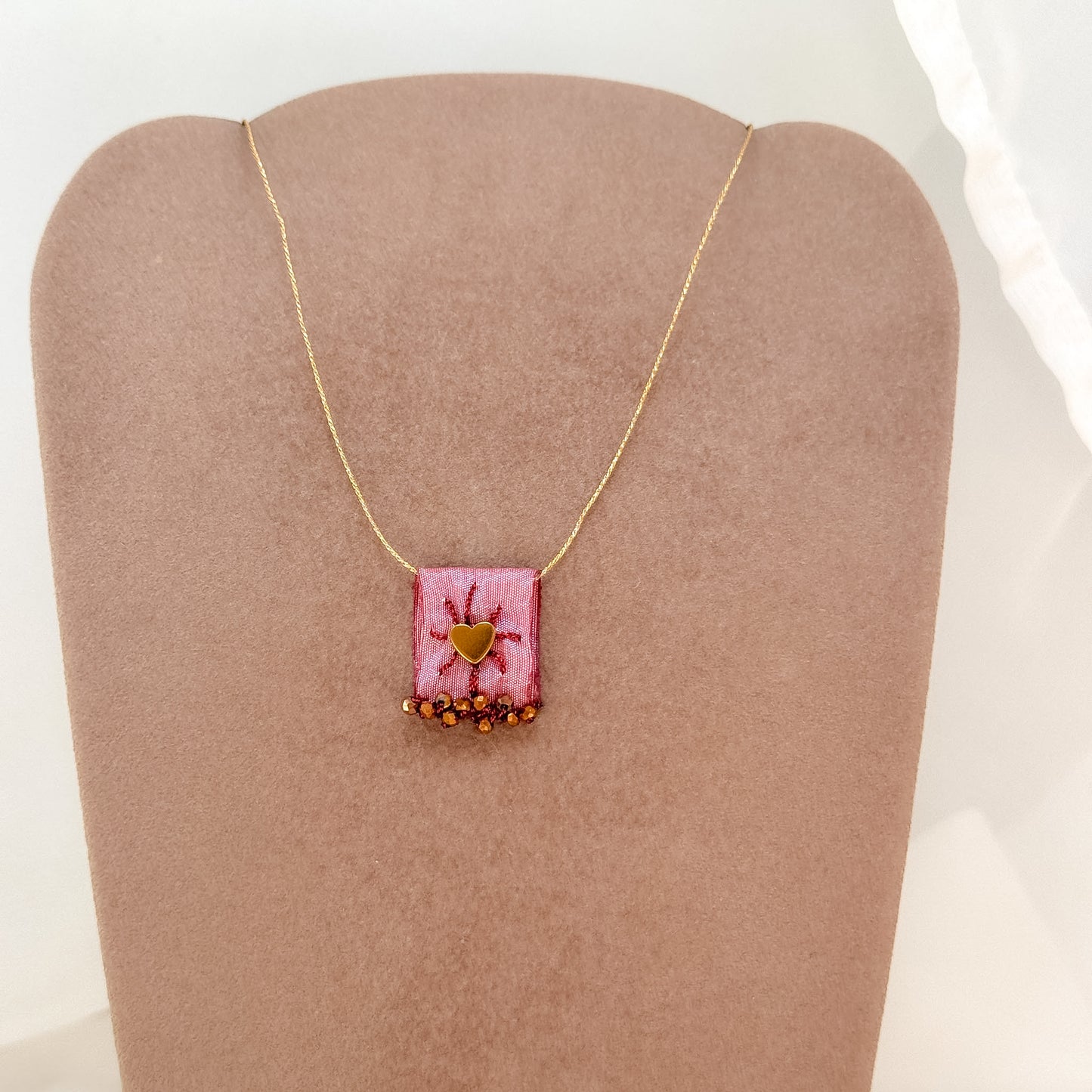 Collana regolabile con targhetta in tessuto rosa ricamata e cuore o stella in ottone - Lumiere Bijoux