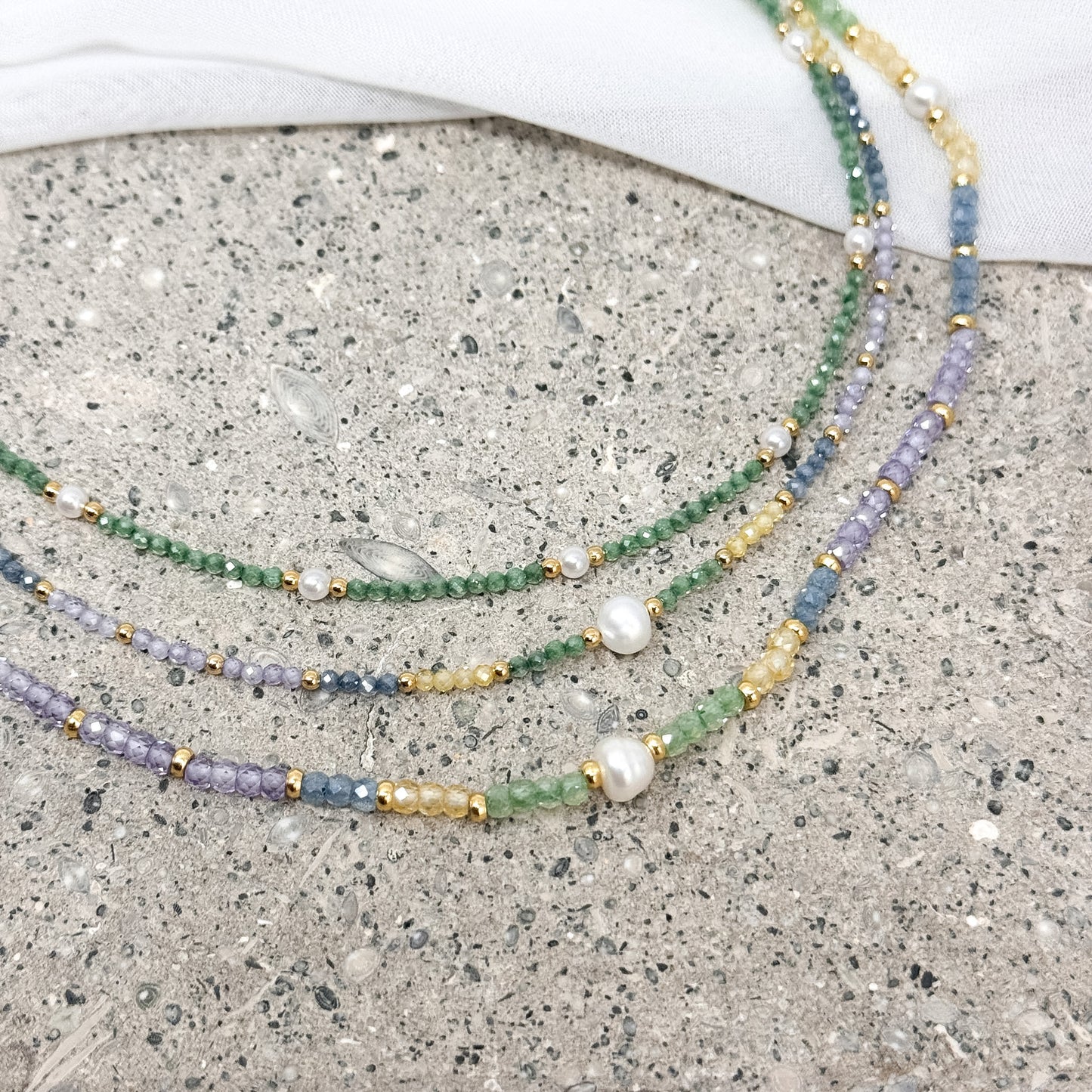 Collana multicolore con cristalli da 0.3 mm pepite oro e perla 0.5 mm naturale centrale - Lumiere Bijoux