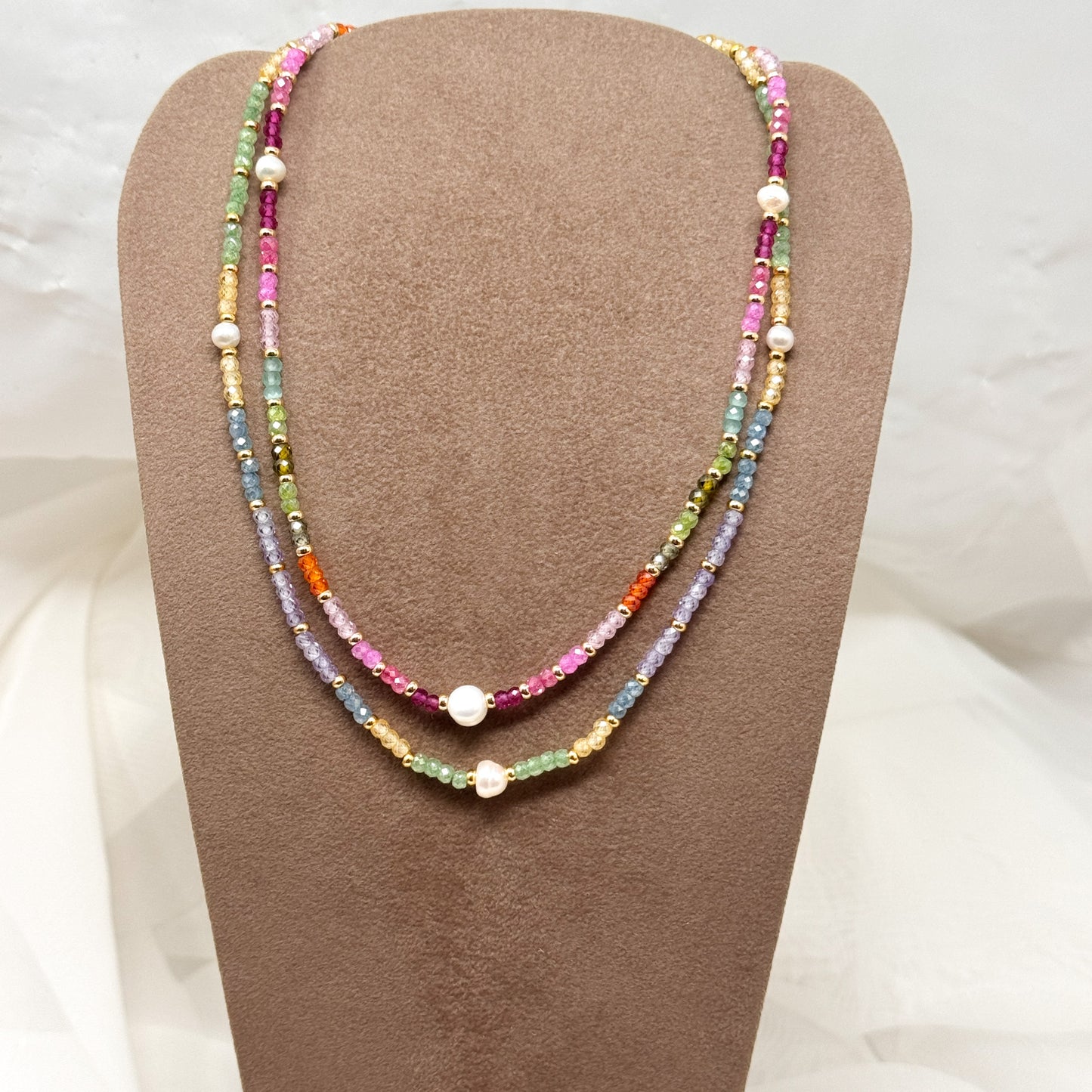 Collana multicolore con cristalli da 0.3 mm pepite oro e perla 0.5 mm naturale centrale - Lumiere Bijoux