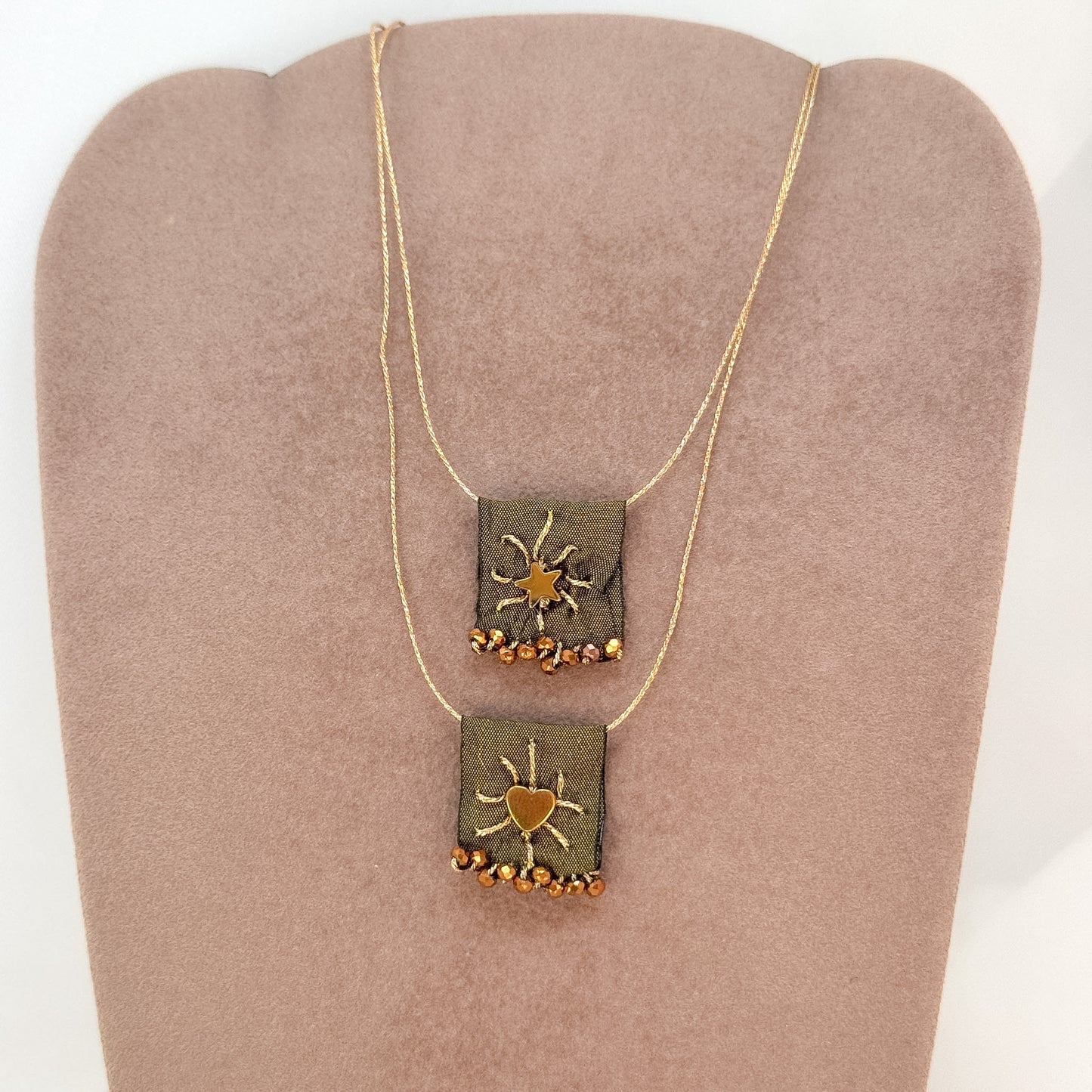 Collana regolabile con targhetta in tessuto verde ricamata e cuore o stella in ottone - Lumiere Bijoux