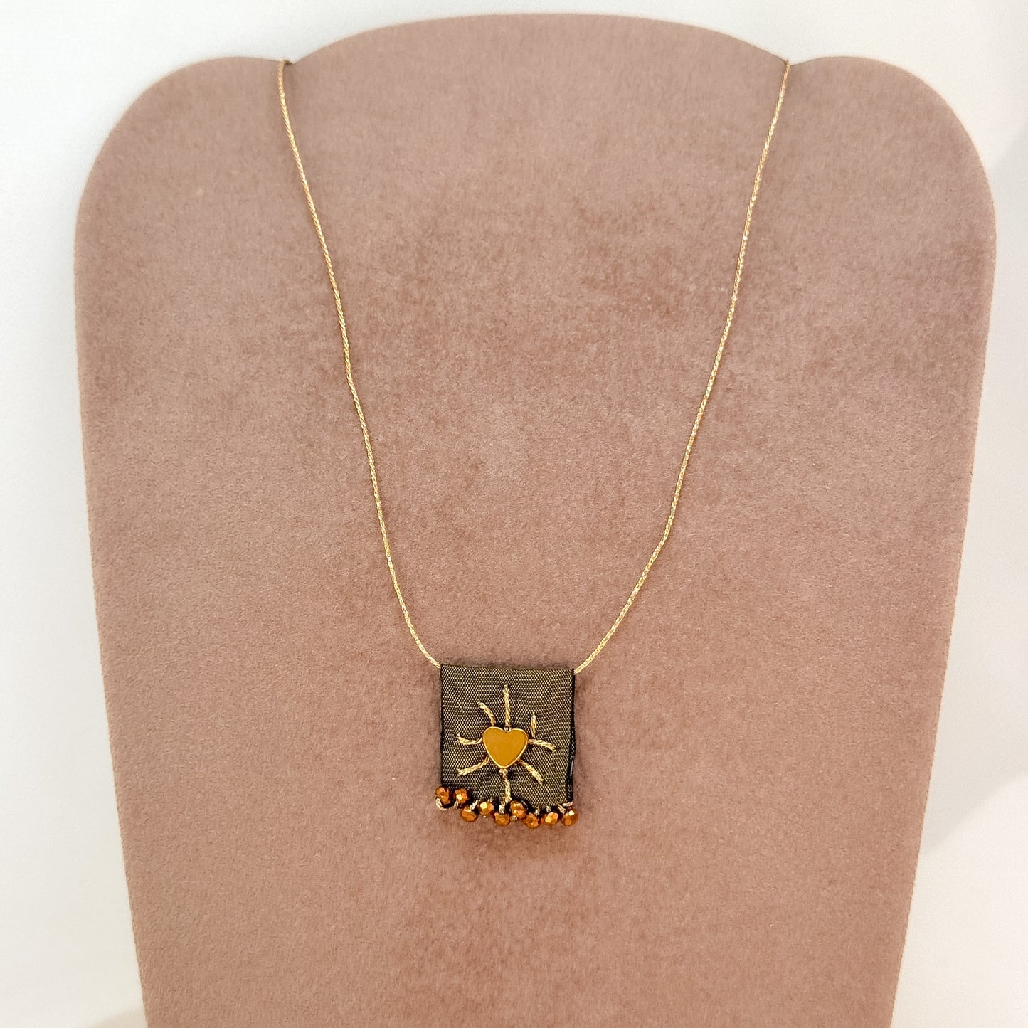 Collana regolabile con targhetta in tessuto verde ricamata e cuore o stella in ottone - Lumiere Bijoux