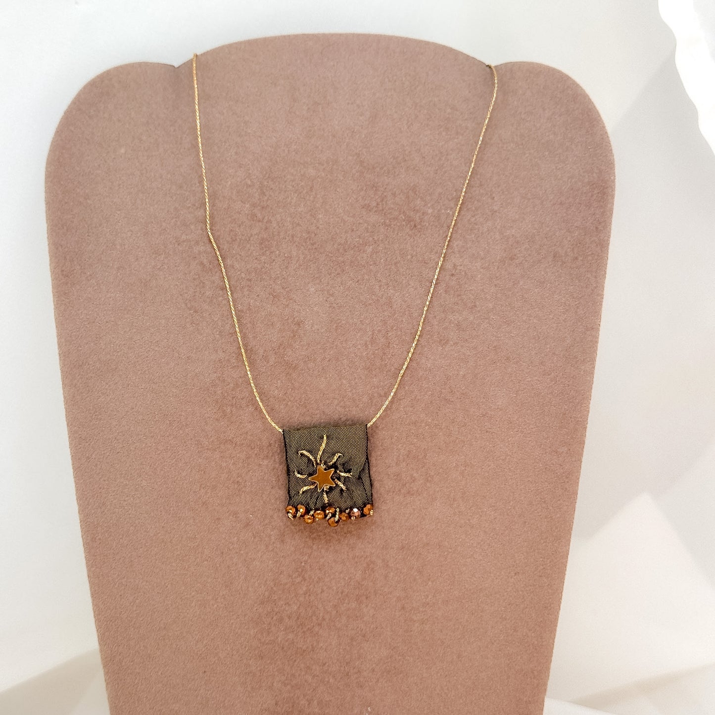 Collana regolabile con targhetta in tessuto verde ricamata e cuore o stella in ottone - Lumiere Bijoux