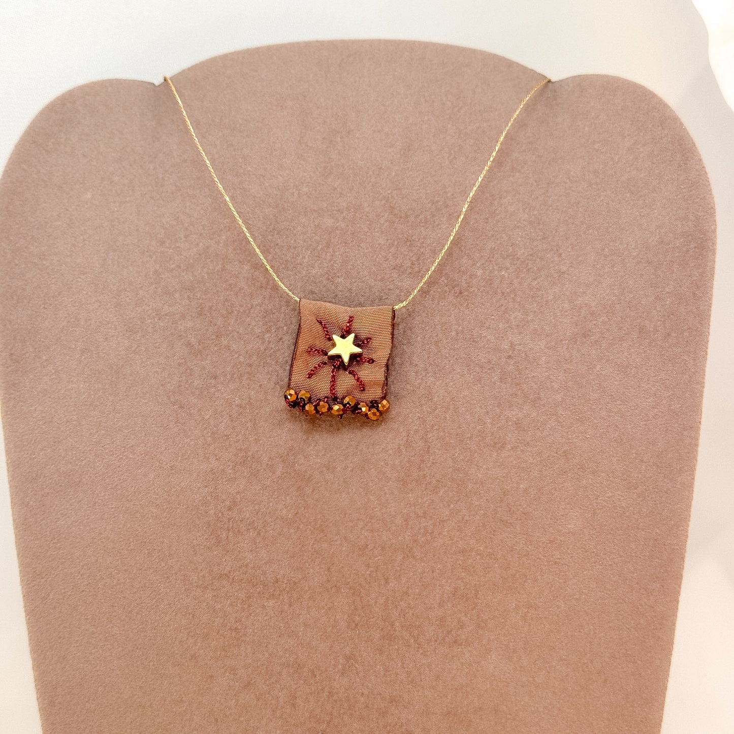 Collana regolabile con targhetta in tessuto bronzo ricamata e cuore o stella in ottone - Lumiere Bijoux