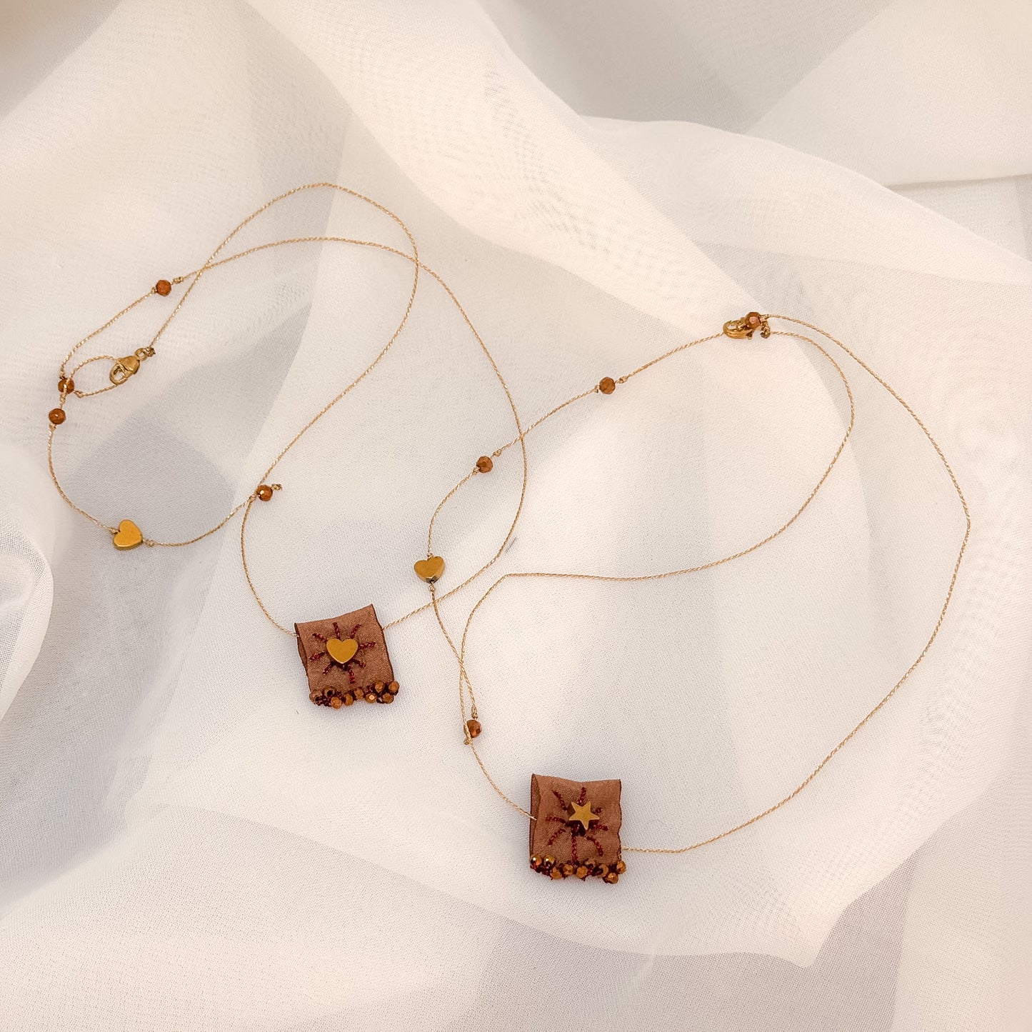 Collana regolabile con targhetta in tessuto bronzo ricamata e cuore o stella in ottone - Lumiere Bijoux