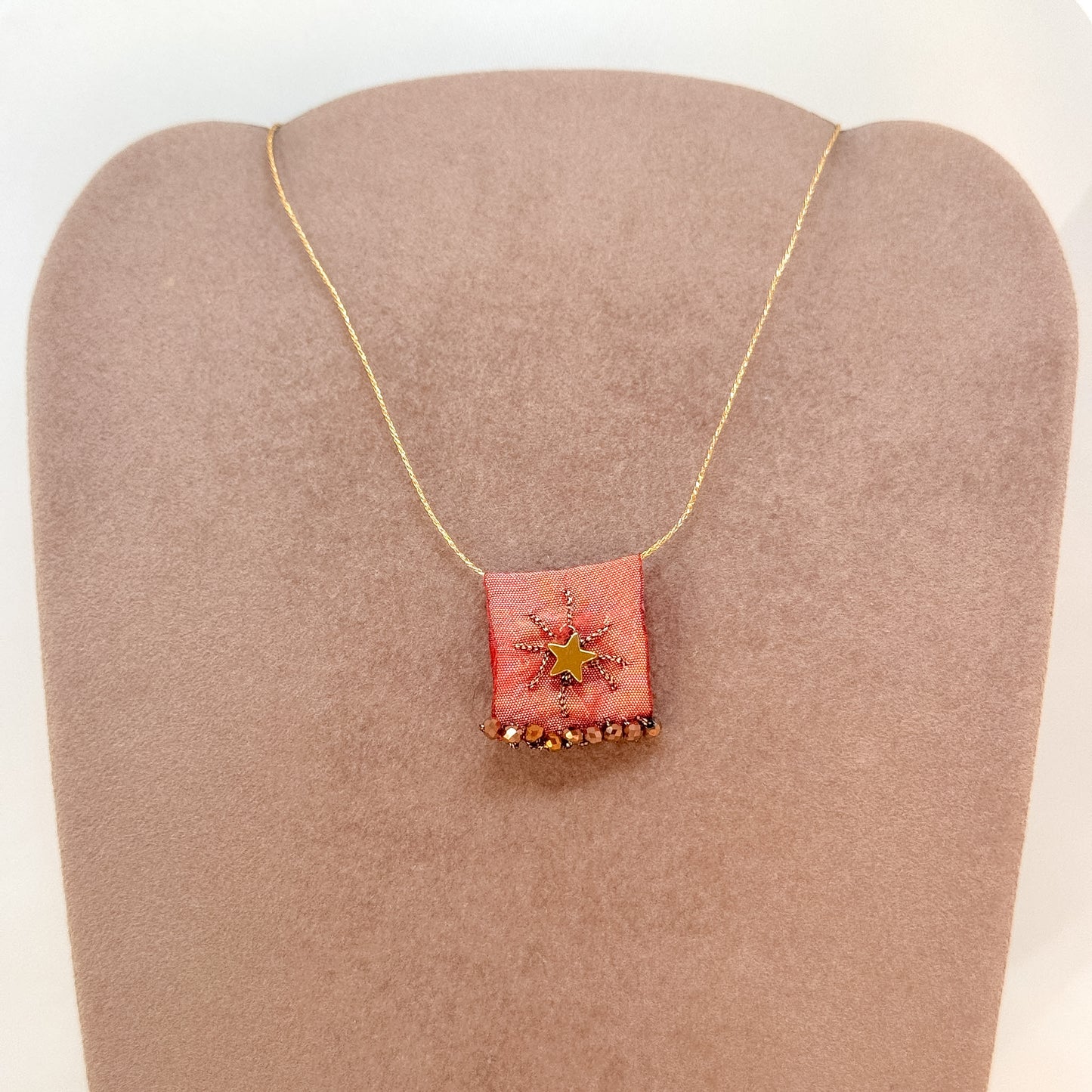 Collana regolabile con targhetta in tessuto rosso ricamata e stella in ottone - Lumiere Bijoux