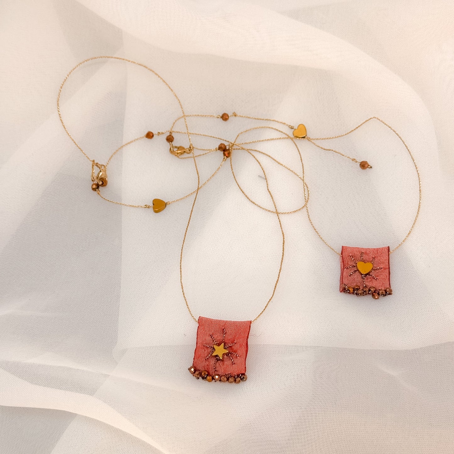 Collana regolabile con targhetta in tessuto rosso ricamata e stella in ottone - Lumiere Bijoux