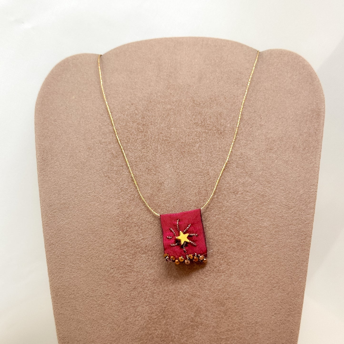 Collana regolabile con targhetta in tessuto bordeaux ricamata e cuore o stella in ottone - Lumiere Bijoux