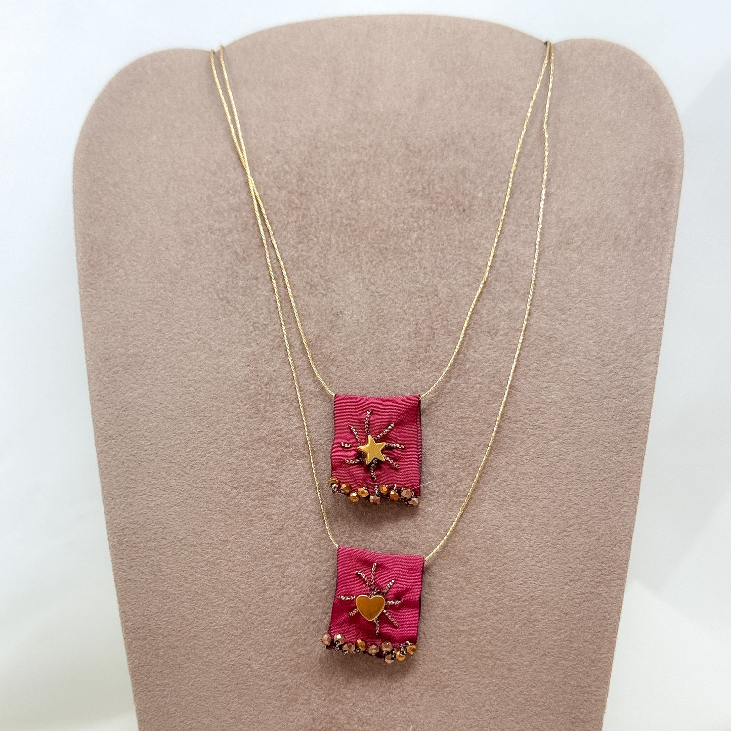Collana regolabile con targhetta in tessuto bordeaux ricamata e cuore o stella in ottone - Lumiere Bijoux