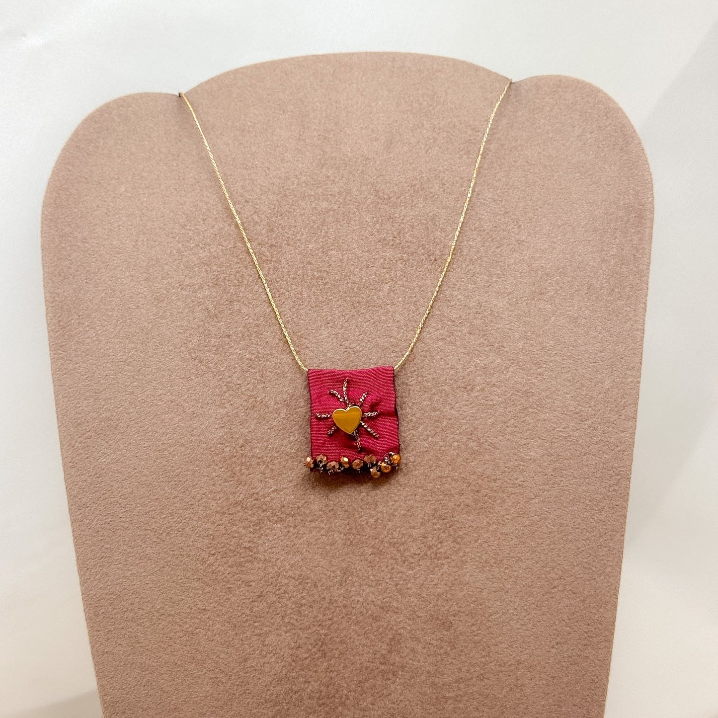 Collana regolabile con targhetta in tessuto bordeaux ricamata e cuore o stella in ottone - Lumiere Bijoux