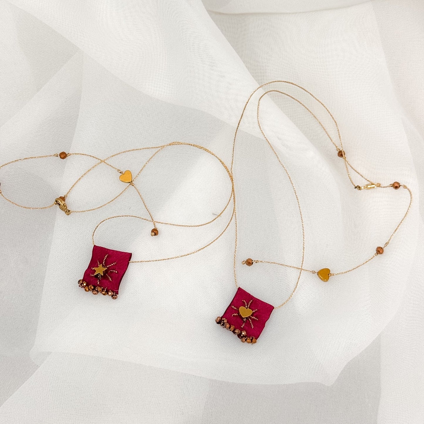 Collana regolabile con targhetta in tessuto bordeaux ricamata e cuore o stella in ottone - Lumiere Bijoux