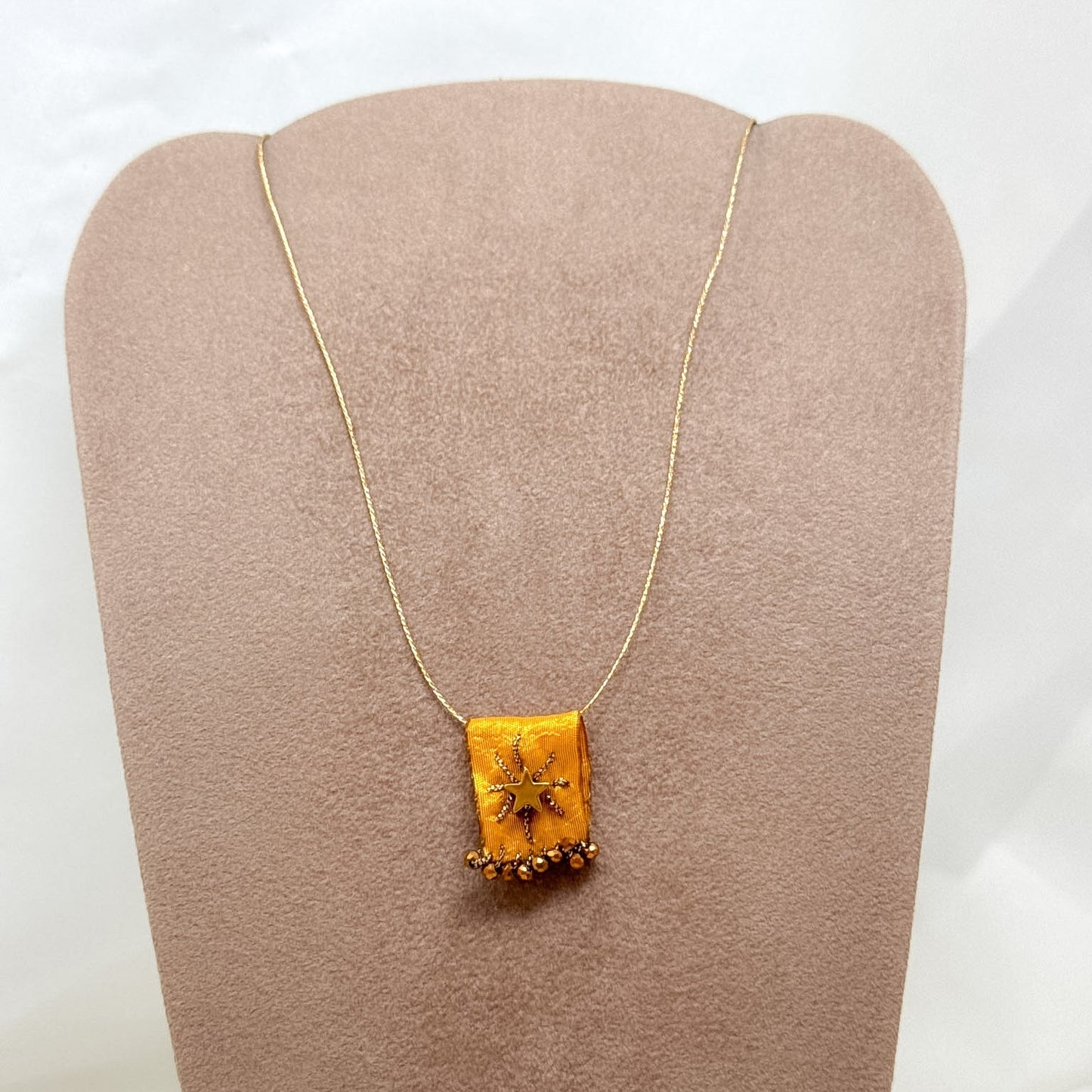 Collana regolabile con targhetta in tessuto ocra ricamata e cuore o stella in ottone - Lumiere Bijoux