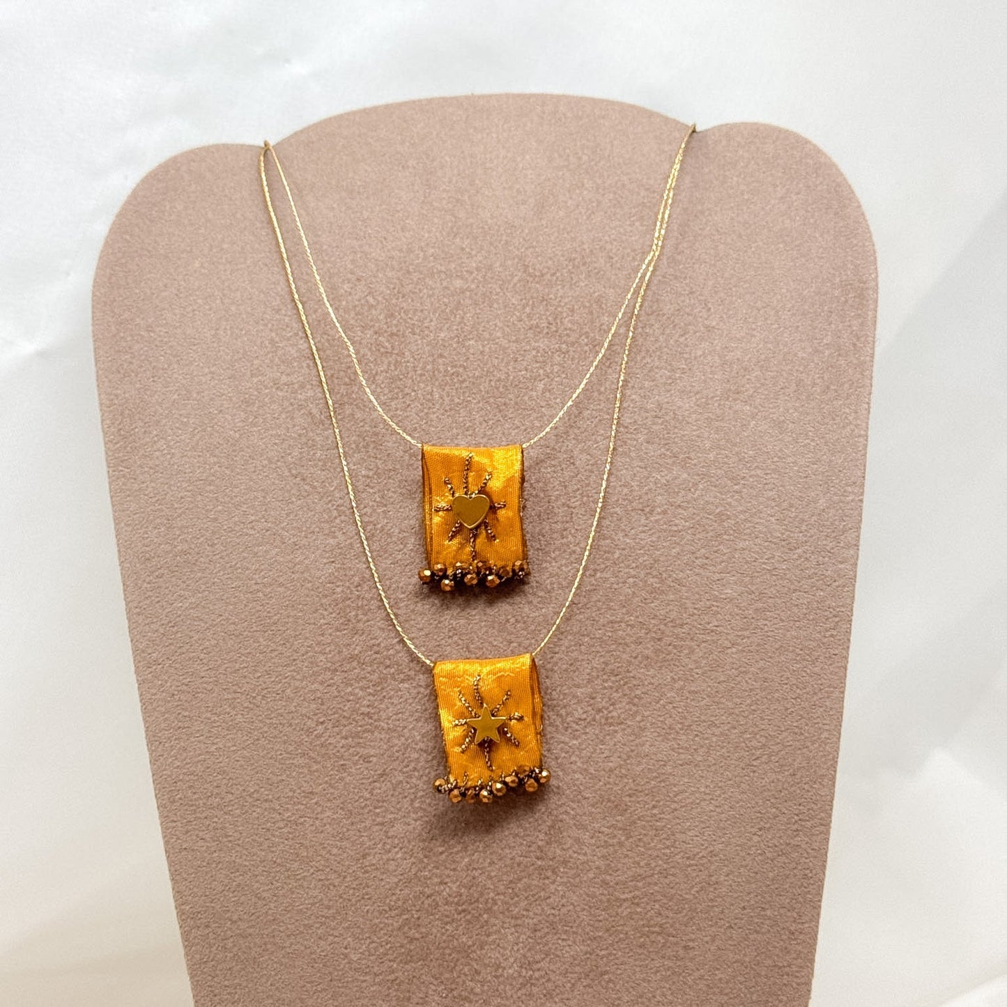 Collana regolabile con targhetta in tessuto ocra ricamata e cuore o stella in ottone - Lumiere Bijoux
