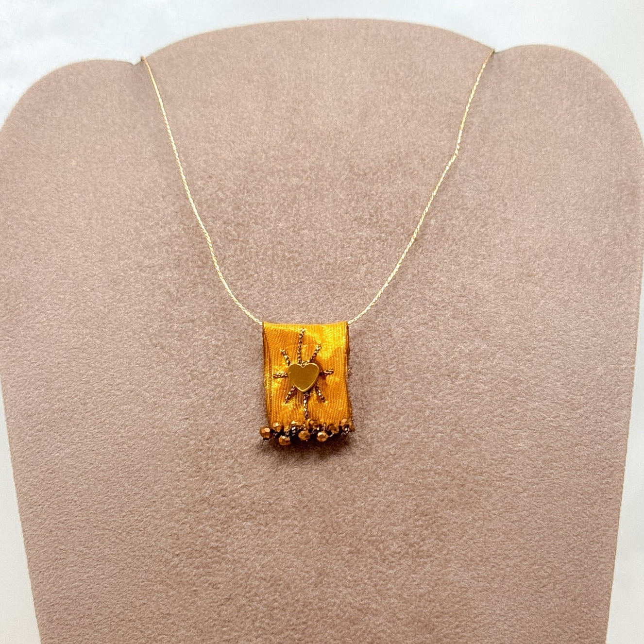 Collana regolabile con targhetta in tessuto ocra ricamata e cuore o stella in ottone - Lumiere Bijoux