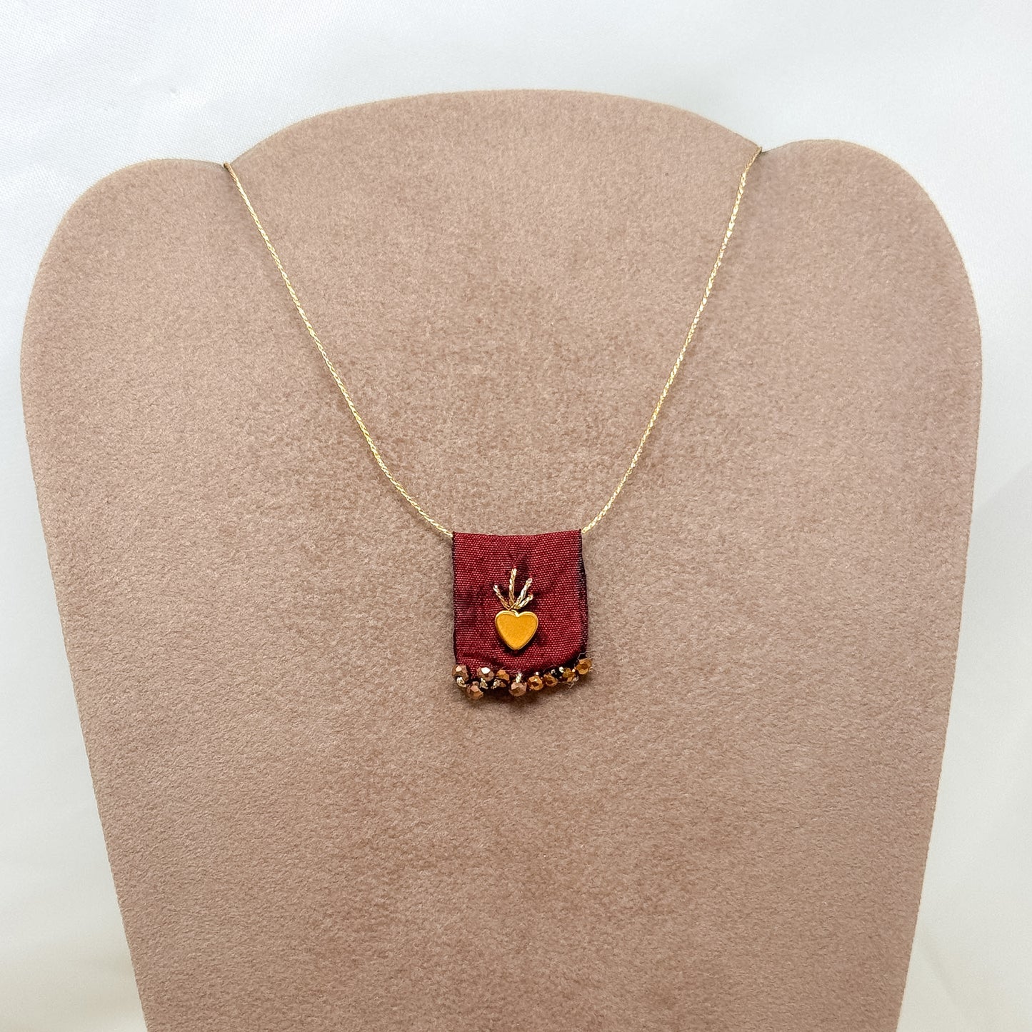 Collana regolabile con targhetta in tessuto ricamata e cuore in ottone - Lumiere Bijoux