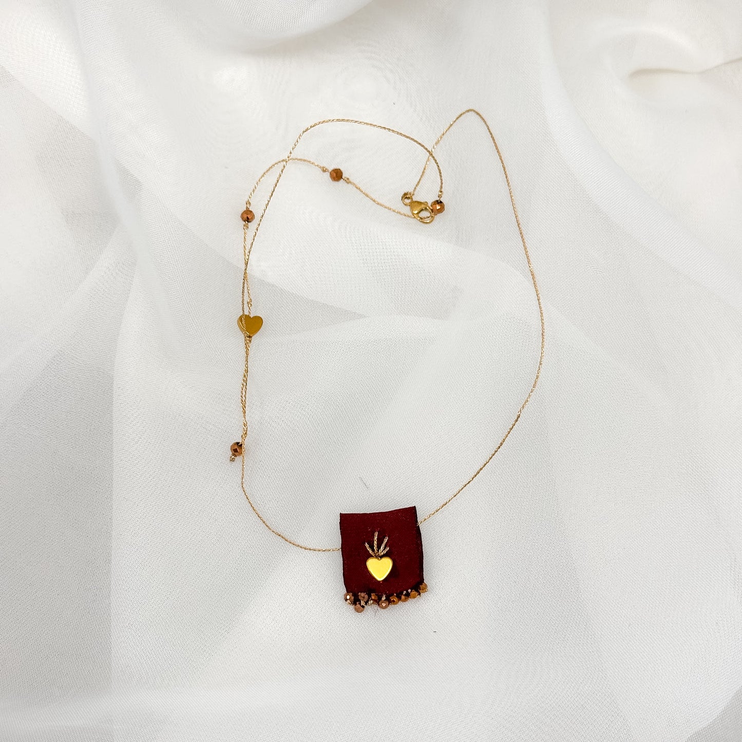 Collana regolabile con targhetta in tessuto ricamata e cuore in ottone - Lumiere Bijoux