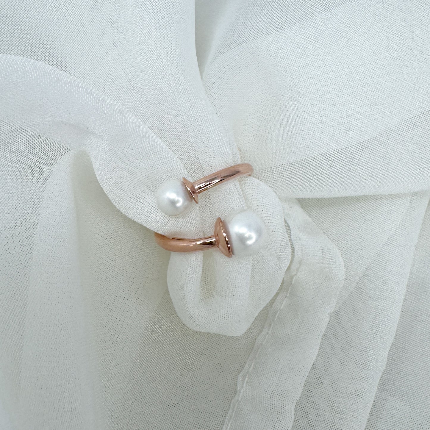 Anello contrarié regolabile con perle bianche - Lumiere Bijoux