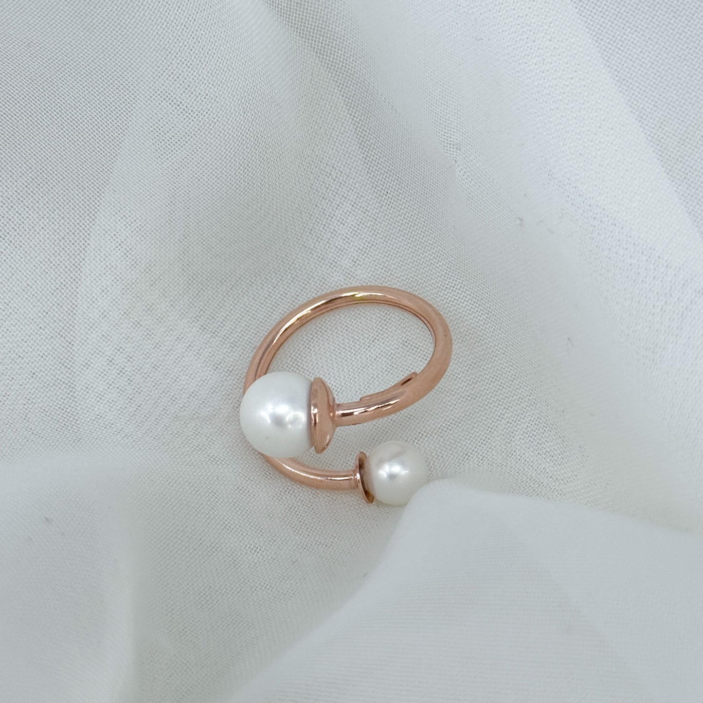 Anello contrarié regolabile con perle bianche - Lumiere Bijoux