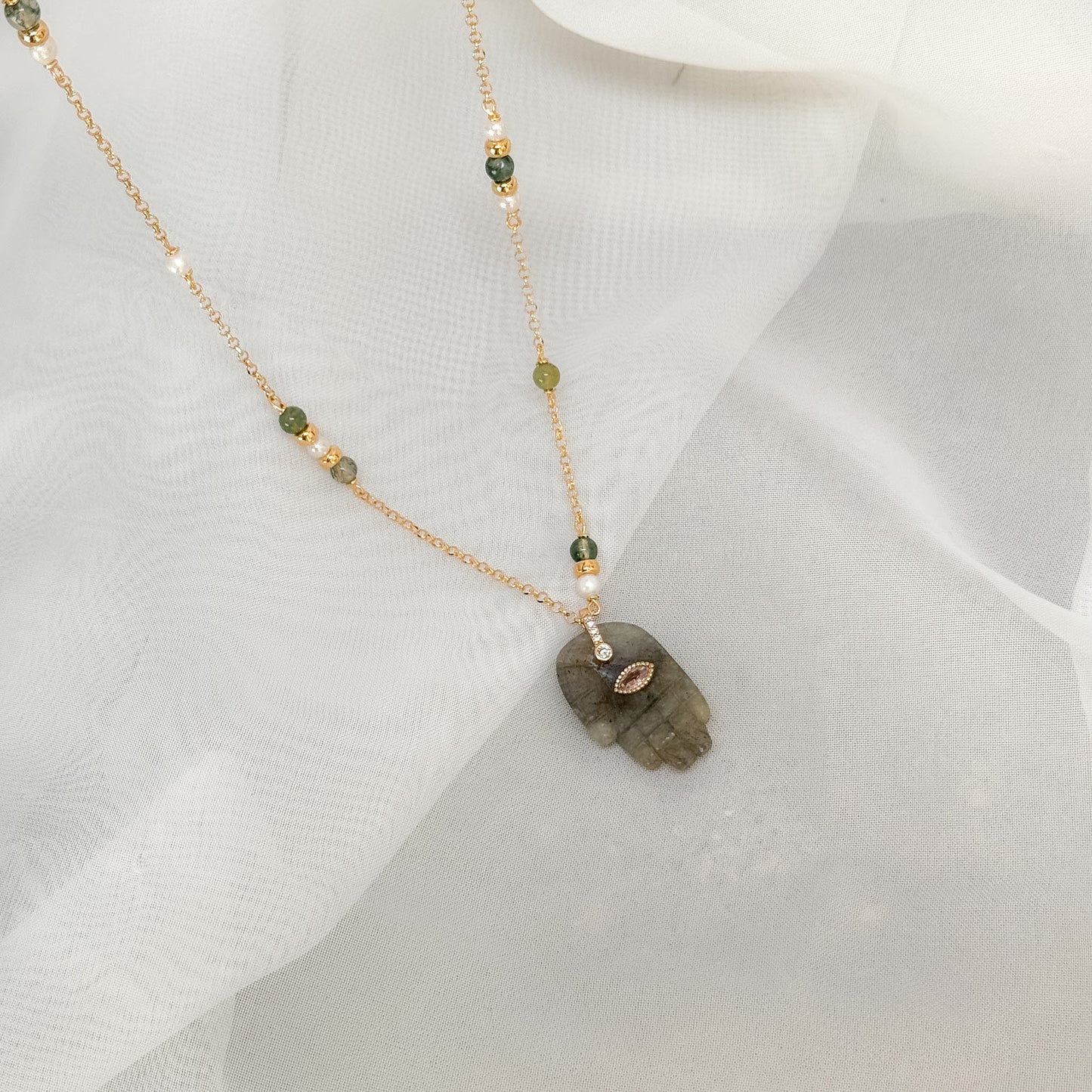 Collana lunga cm60 con pendente mano di fatima in pietra semipreziosa - Lumiere Bijoux