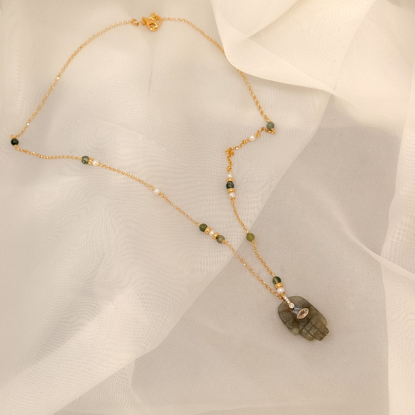 Collana lunga cm60 con pendente mano di fatima in pietra semipreziosa - Lumiere Bijoux