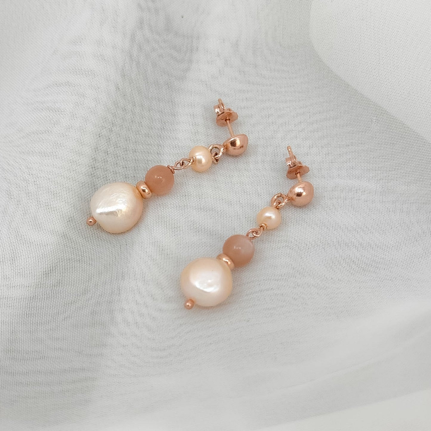 Orecchini pendenti con perla sassetto rosa e pietra di luna - Lumiere Bijoux