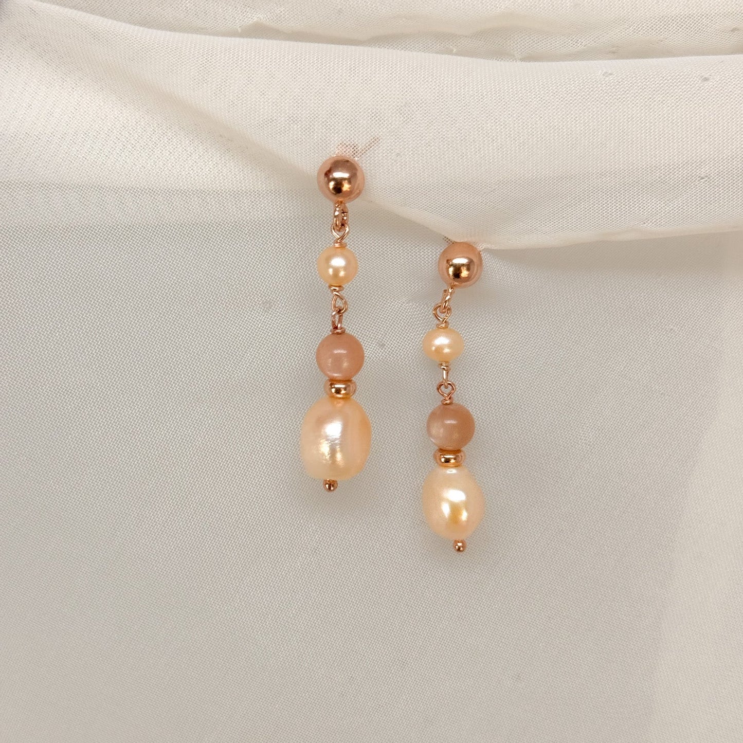Orecchini pendenti con perla sassetto rosa e pietra di luna - Lumiere Bijoux