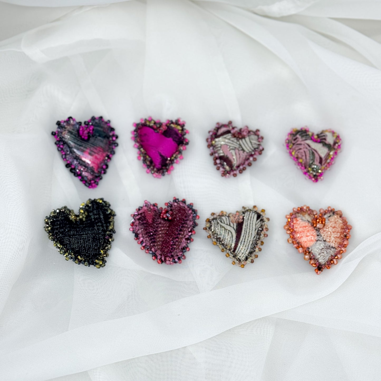 Spilla a cuore in tessuto nero ricamato e perline - Lumiere Bijoux