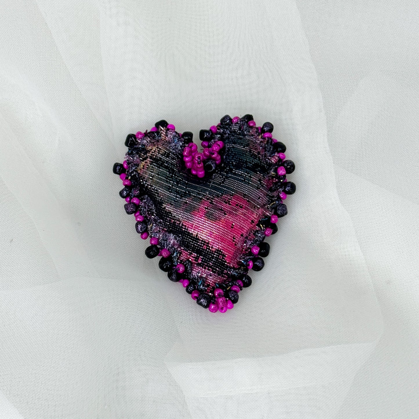 Spilla a cuore in tessuto nero ricamato e perline - Lumiere Bijoux