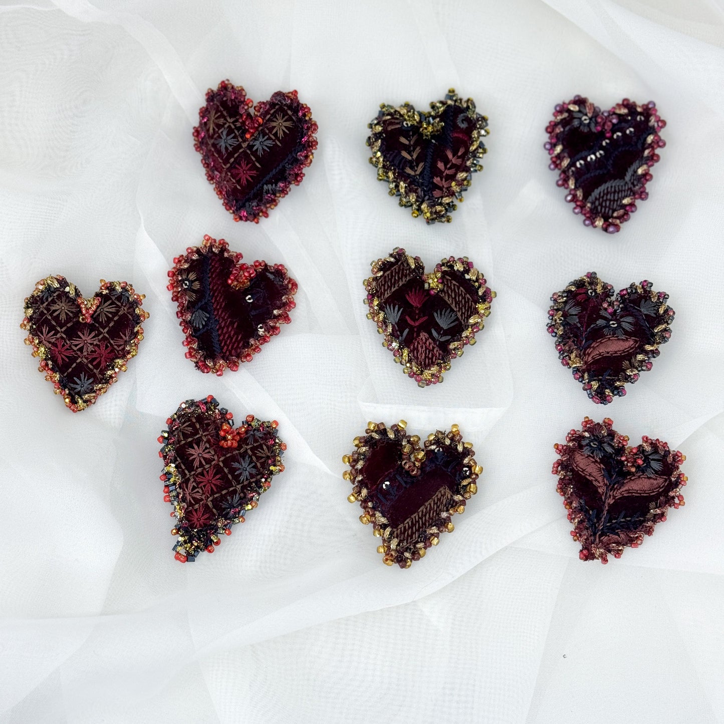 Spilla a cuore in tessuto bordeaux ricamato e perline - Lumiere Bijoux