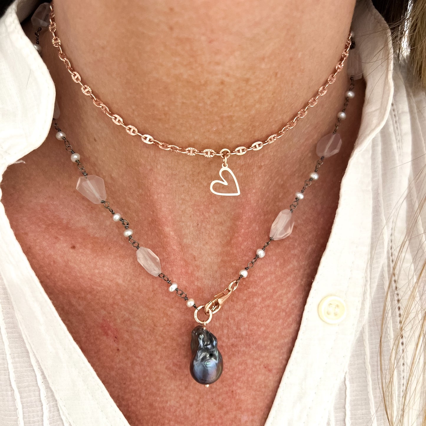 Collana lunga trasformabile con quarzo rosa base rutenio e perla barocca nera e catena specchiata con cuore vuoto pendente — Argento 925 rosé - Lumiere Bijoux