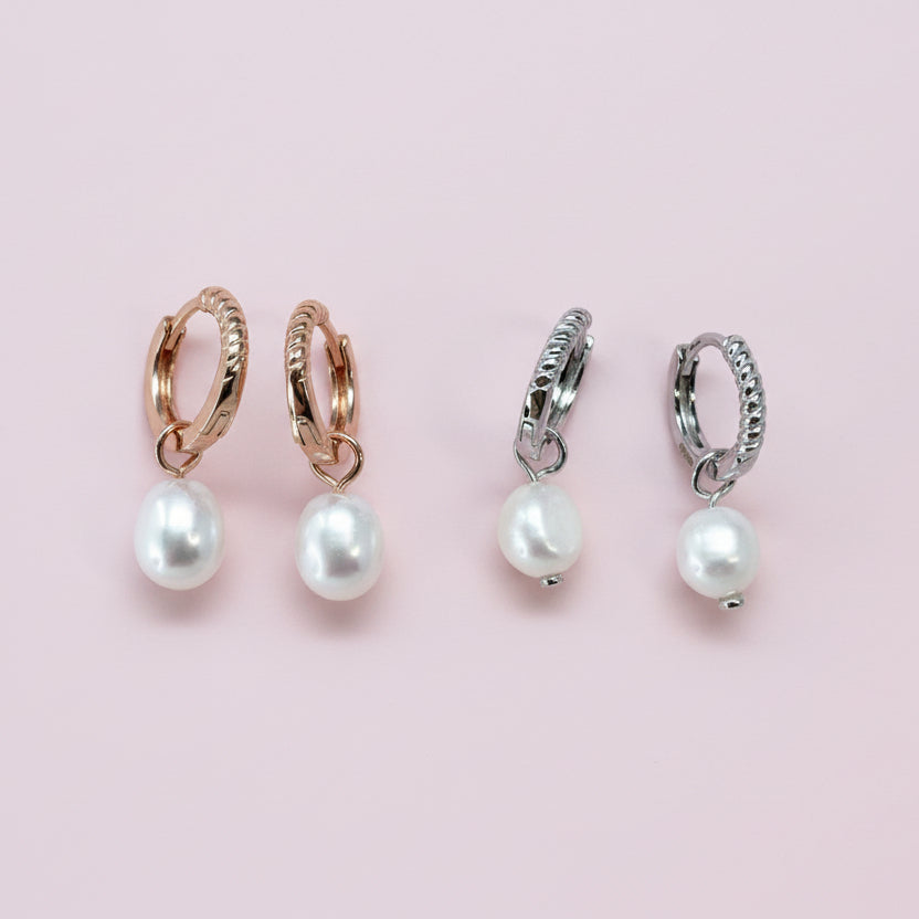 Coppia orecchini cerchi attorcigliati rosè da 0.8 cm scattino con piccola perla ovale bianca pendente - Lumiere Bijoux