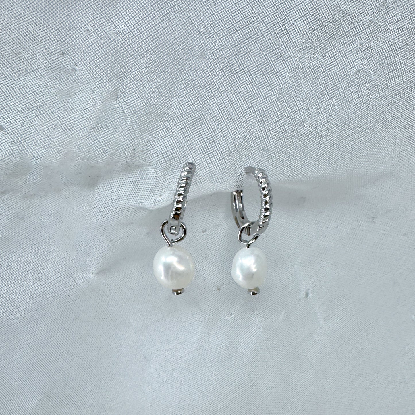 Coppia orecchini cerchi attorcigliati rosè da 0.8 cm scattino con piccola perla ovale bianca pendente - Lumiere Bijoux