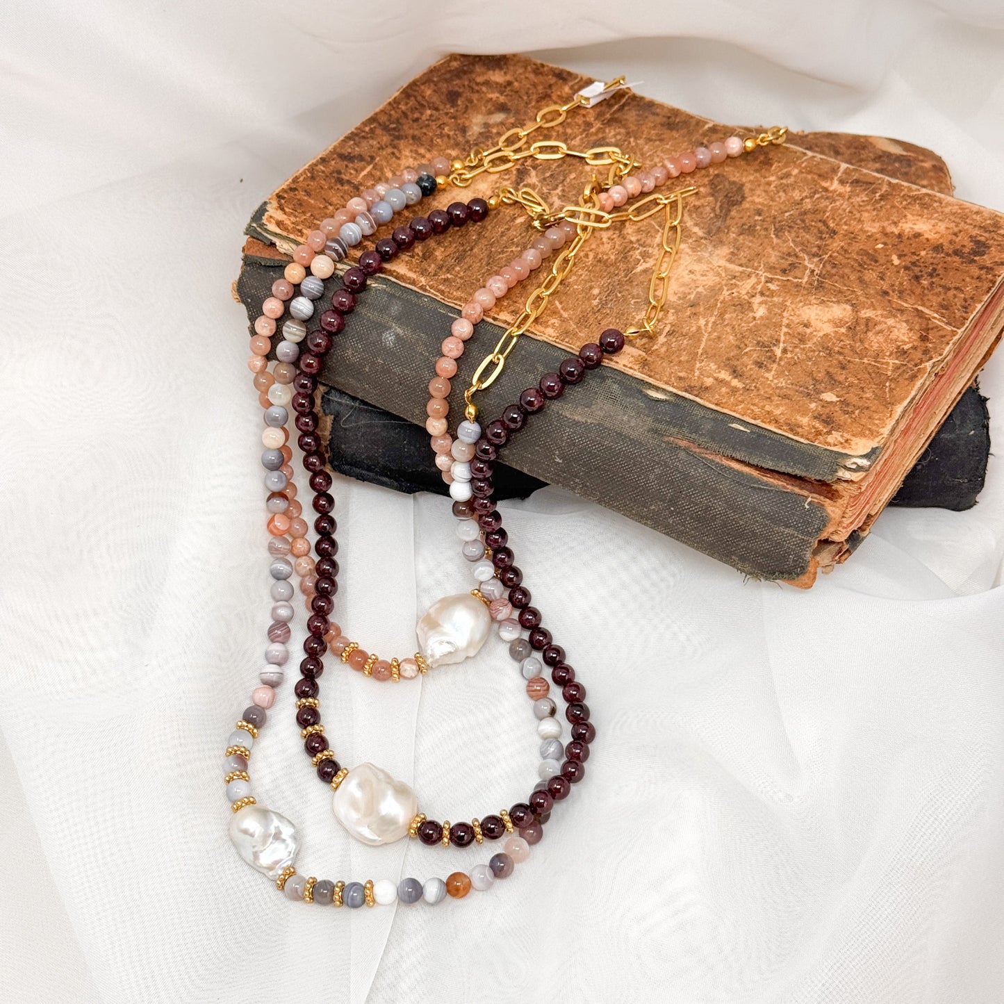 Collana in ottone dorato con pietra di luna o granato e perla barocca cm60 - Lumiere Bijoux