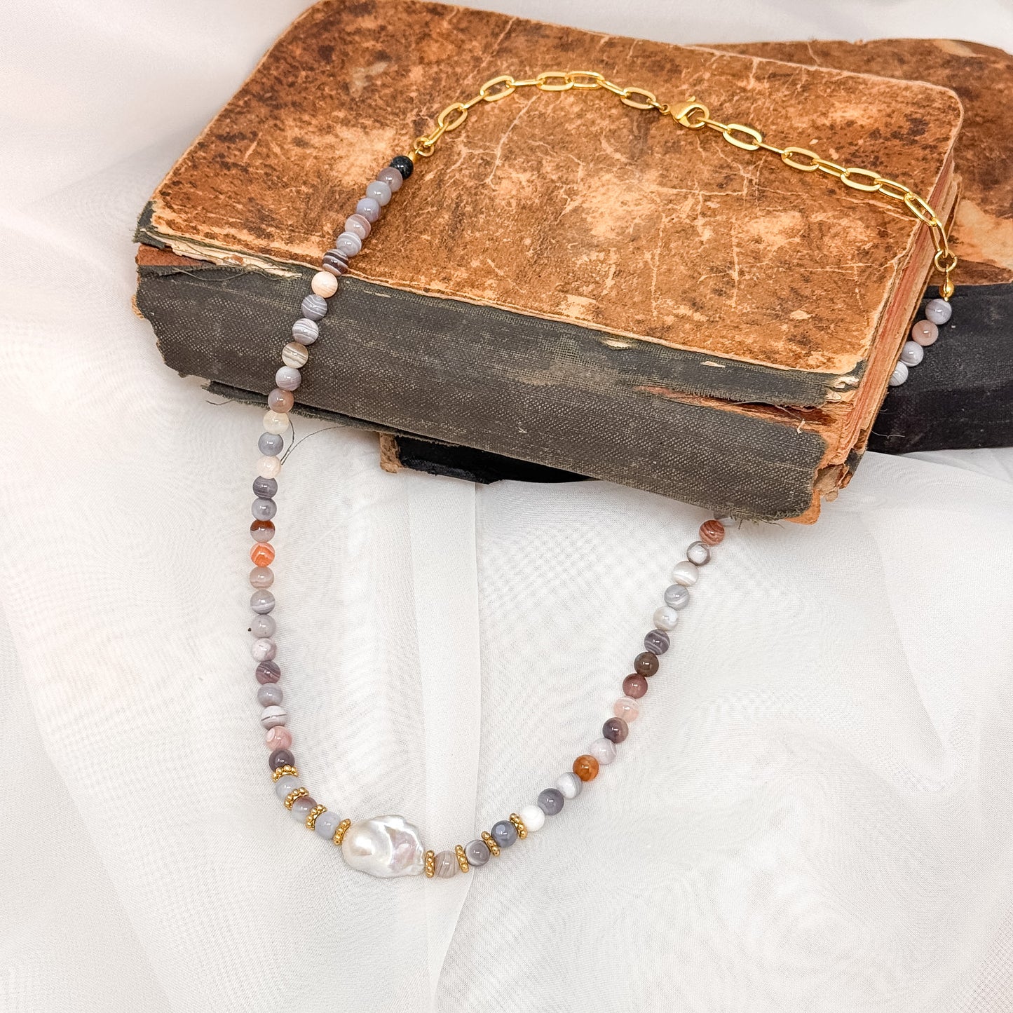 Collana in ottone dorato con pietra di luna o granato e perla barocca cm60 - Lumiere Bijoux