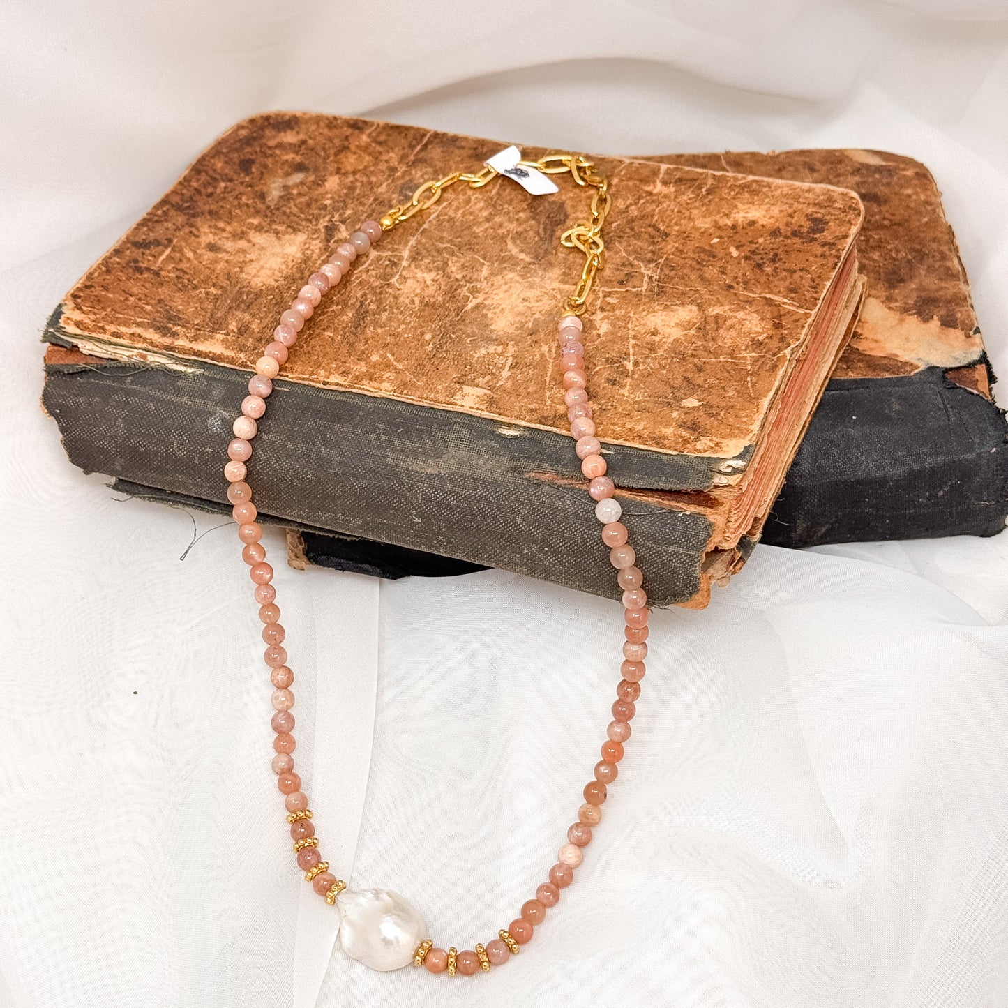 Collana in ottone dorato con pietra di luna o granato e perla barocca cm60 - Lumiere Bijoux