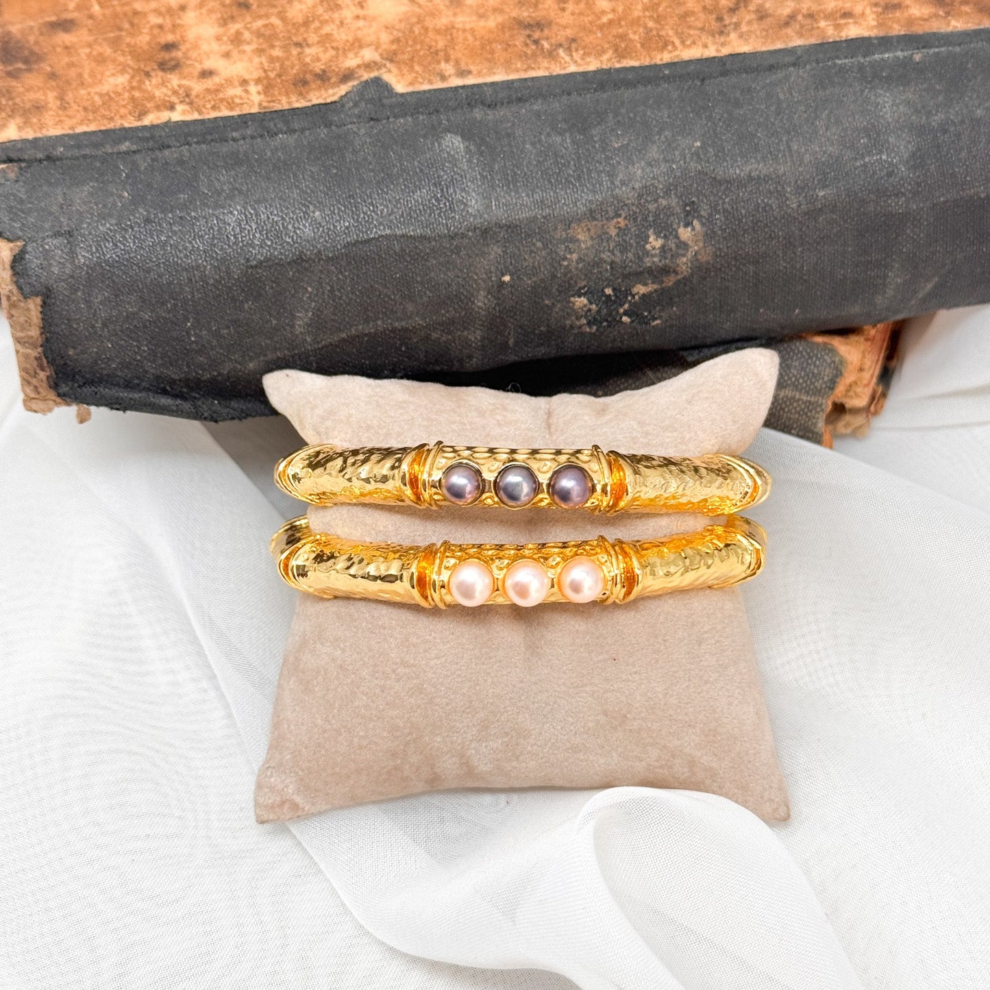 Bracciale rigido in ottone dorato martellato con tre perle - Lumiere Bijoux