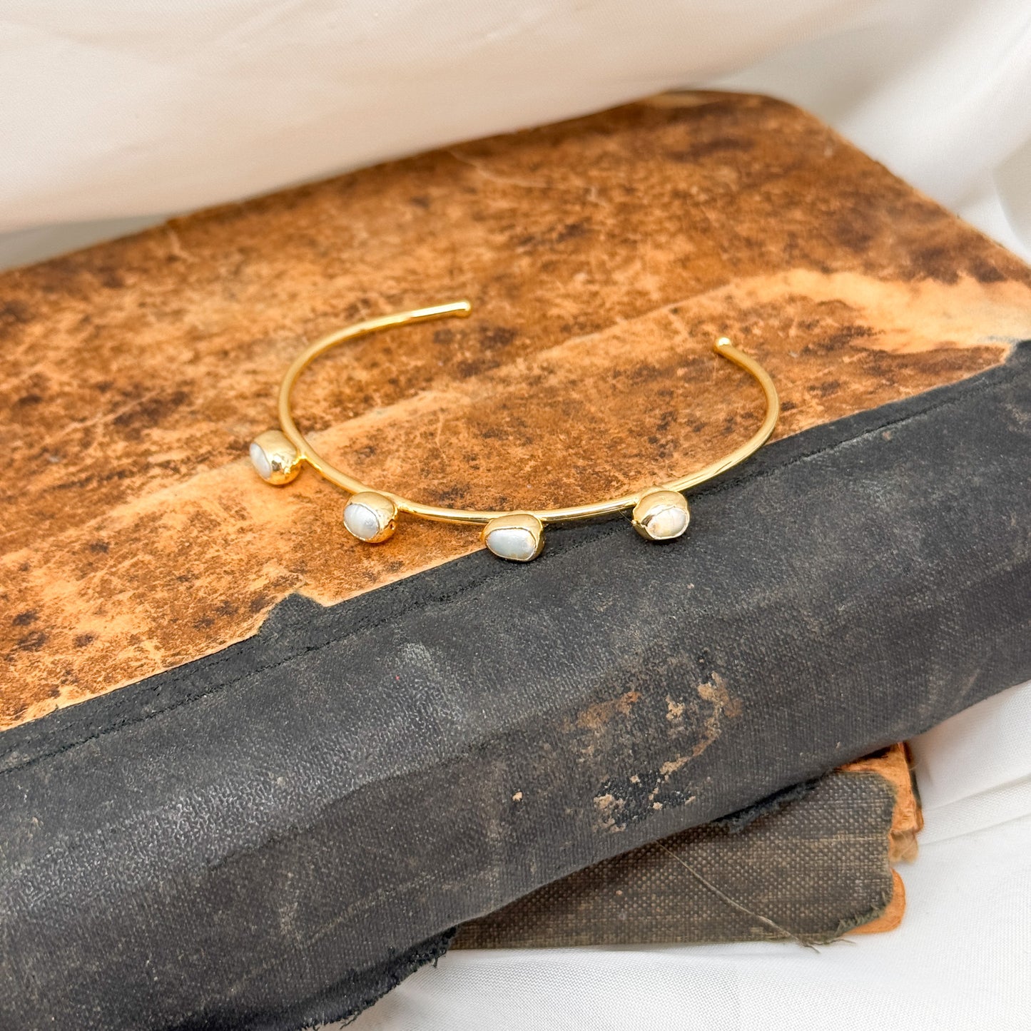 Bracciale rigido aperto in ottone dorato con quattro perle - Lumiere Bijoux
