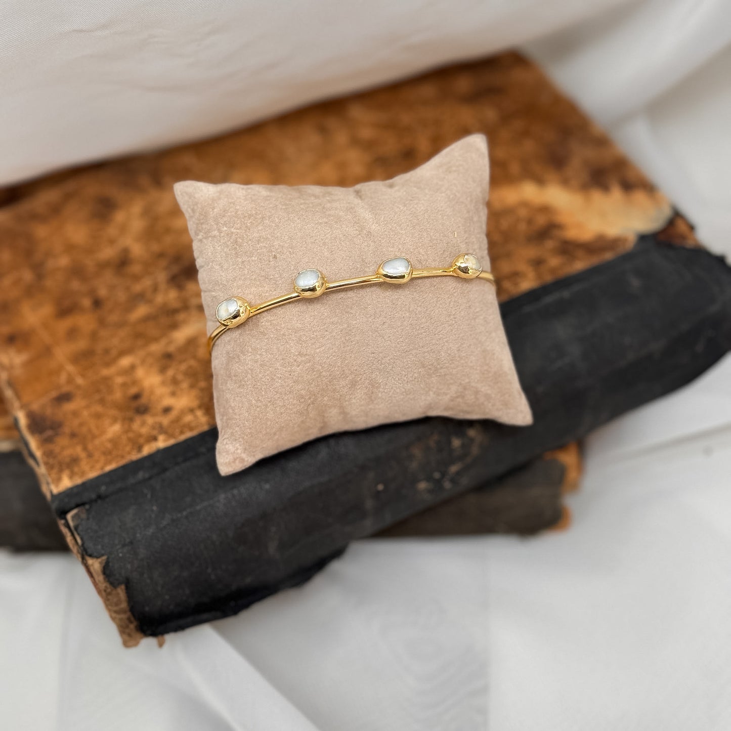Bracciale rigido aperto in ottone dorato con quattro perle - Lumiere Bijoux