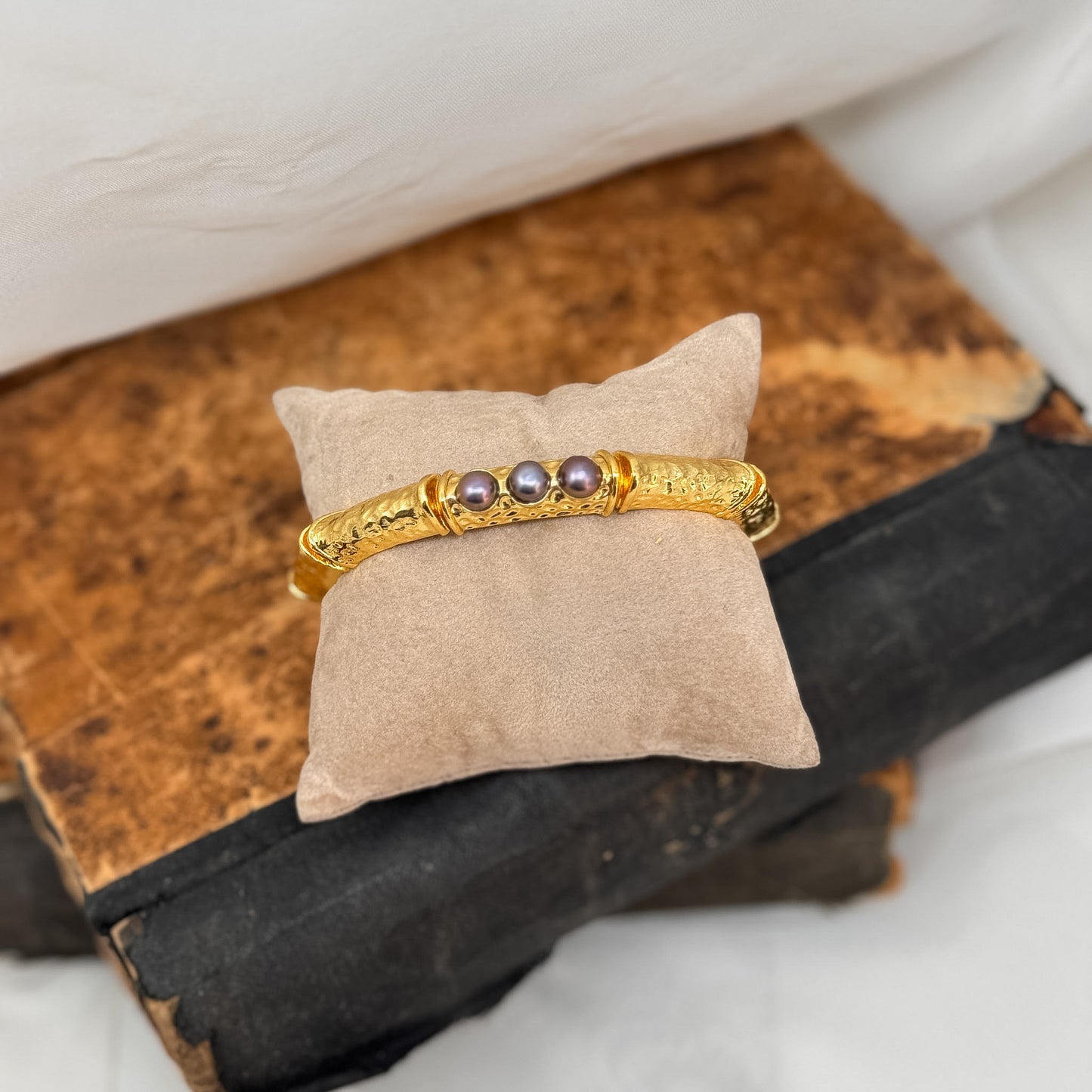 Bracciale rigido in ottone dorato martellato con tre perle - Lumiere Bijoux