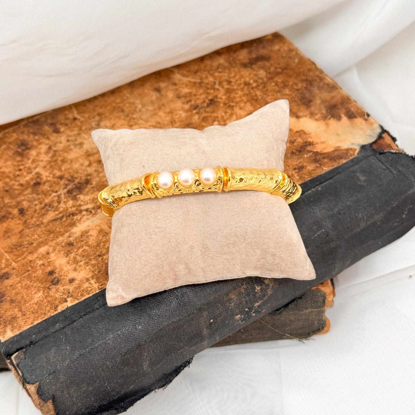 Bracciale rigido in ottone dorato martellato con tre perle - Lumiere Bijoux