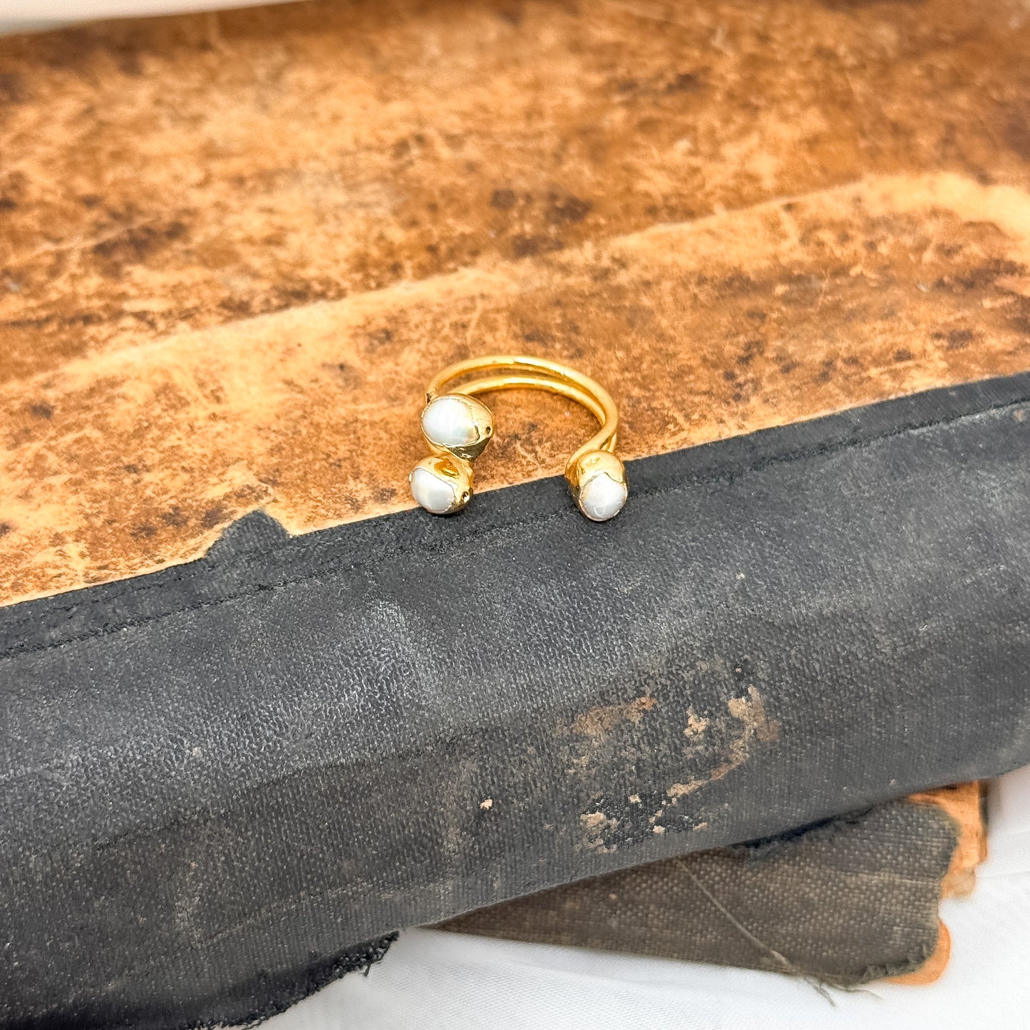 Anello aperto a doppio filo in ottone dorato con tre perle - Lumiere Bijoux