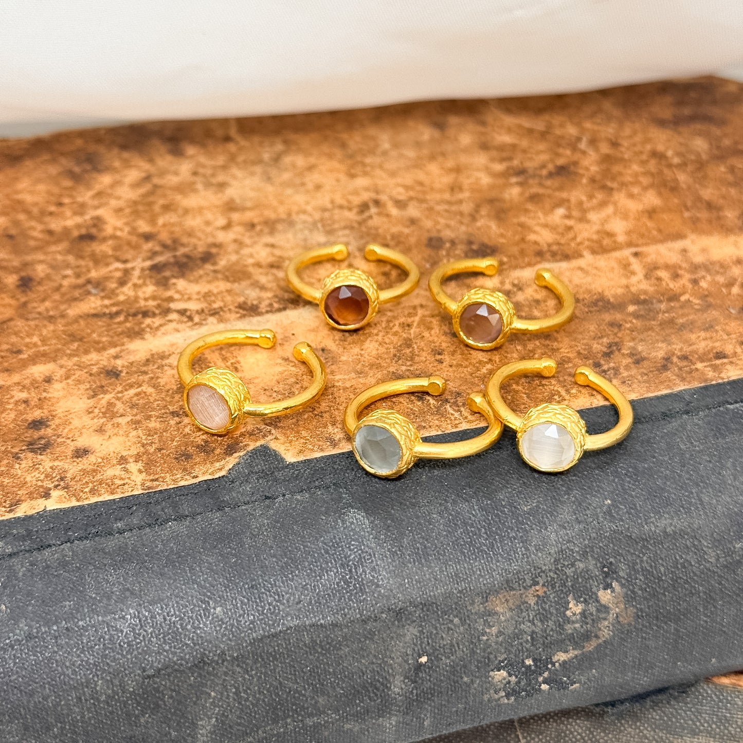 Anello regolabile in ottone dorato con pietra sfaccettata - Lumiere Bijoux