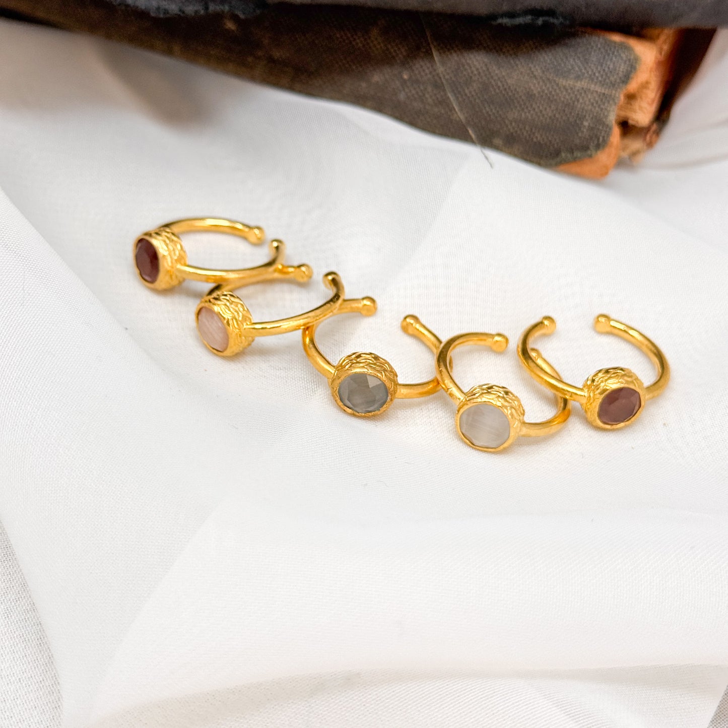Anello regolabile in ottone dorato con pietra sfaccettata - Lumiere Bijoux