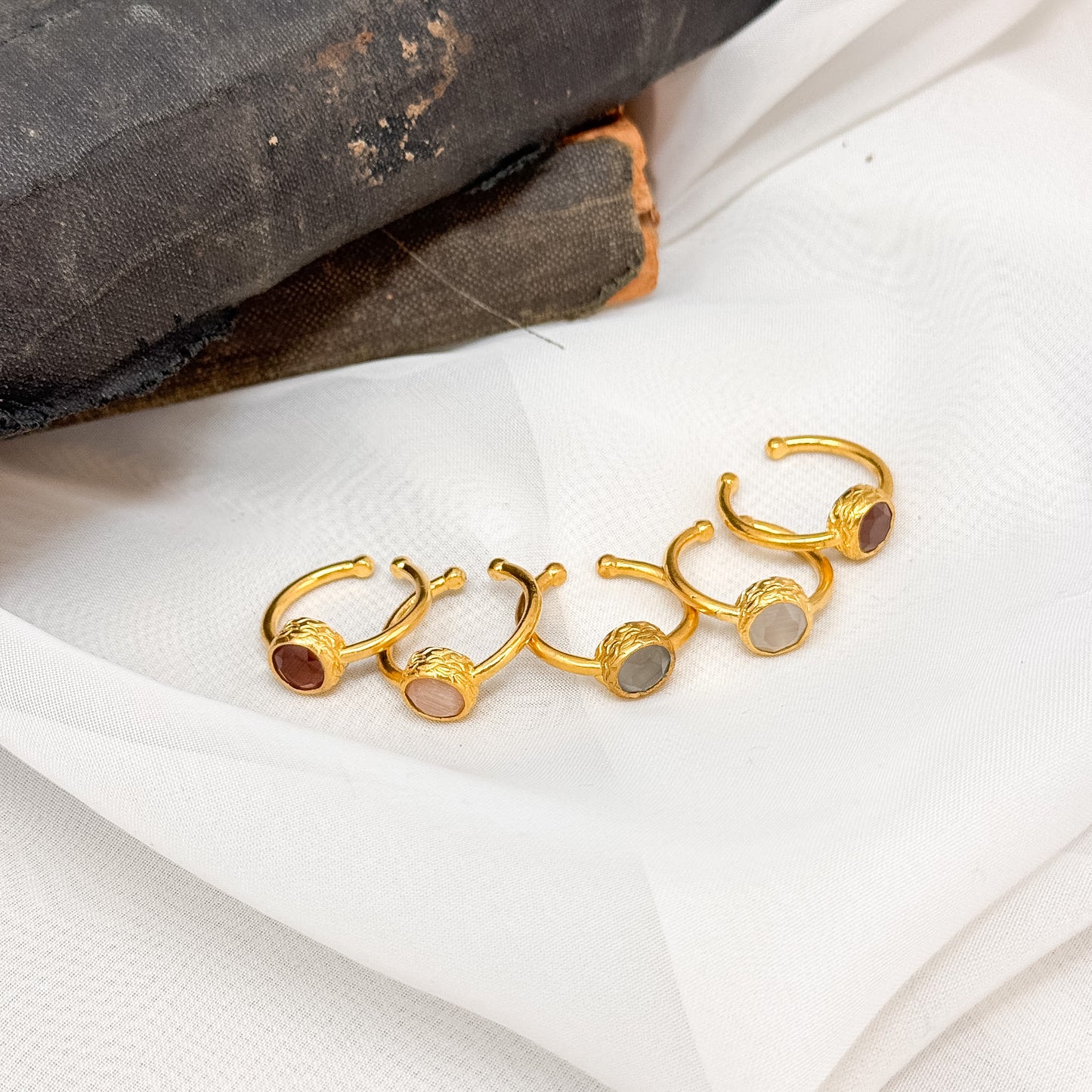Anello regolabile in ottone dorato con pietra sfaccettata - Lumiere Bijoux
