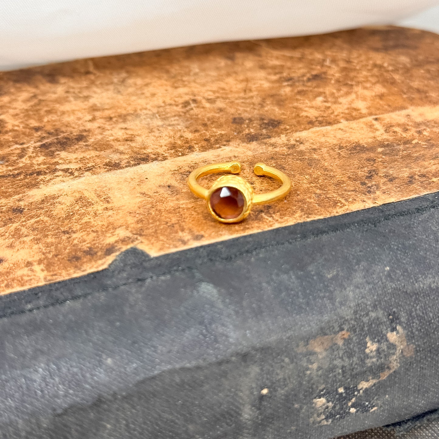 Anello regolabile in ottone dorato con pietra sfaccettata - Lumiere Bijoux