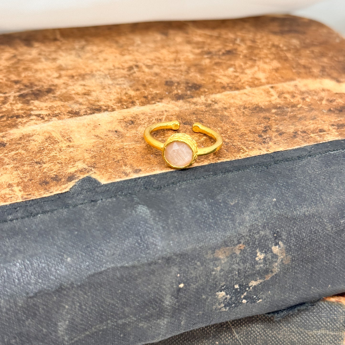 Anello regolabile in ottone dorato con pietra sfaccettata - Lumiere Bijoux