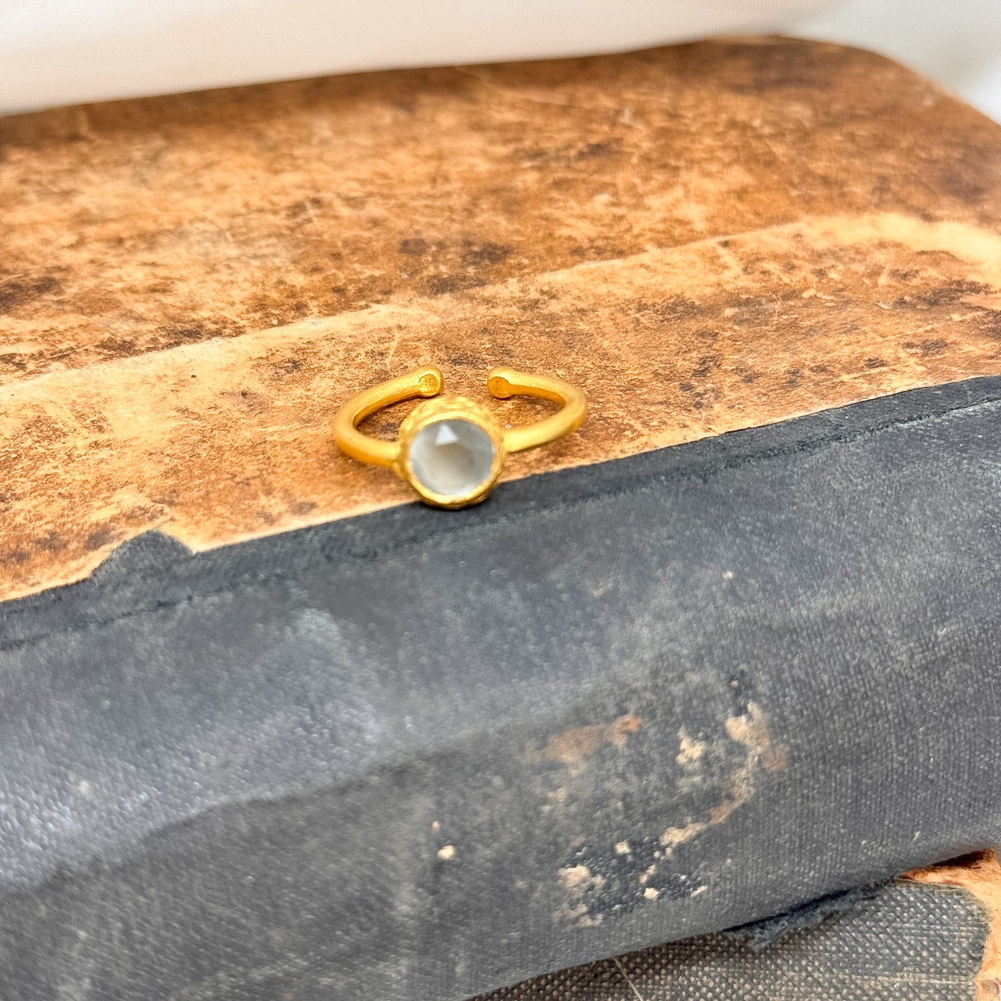 Anello regolabile in ottone dorato con pietra sfaccettata - Lumiere Bijoux