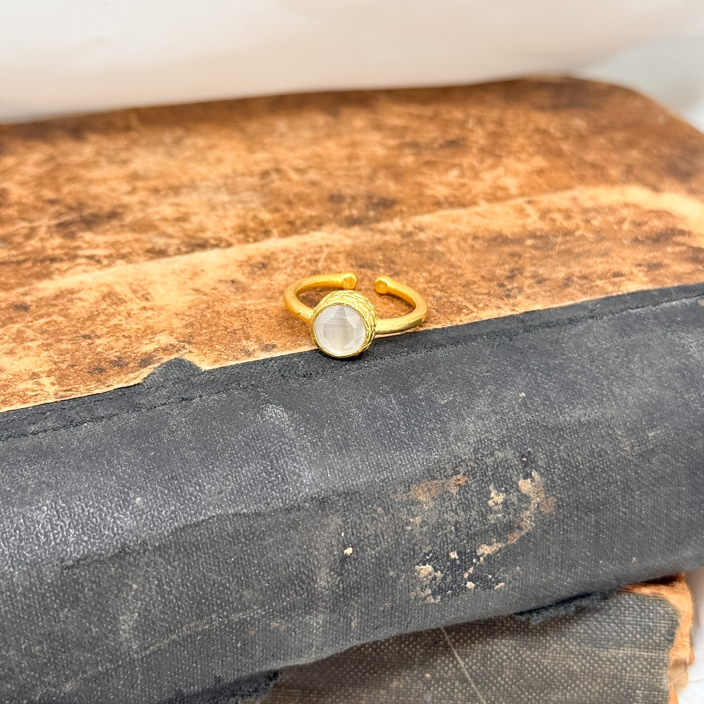 Anello regolabile in ottone dorato con pietra sfaccettata - Lumiere Bijoux