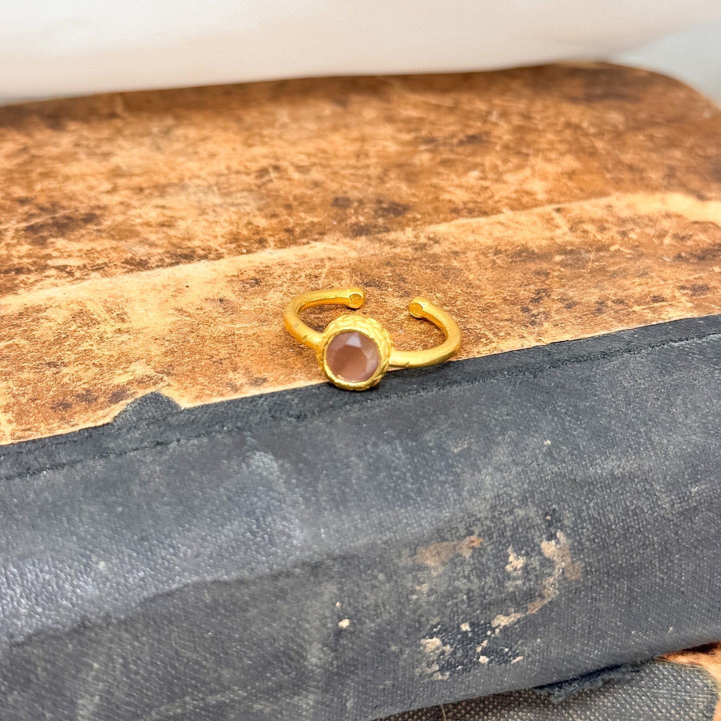 Anello regolabile in ottone dorato con pietra sfaccettata - Lumiere Bijoux
