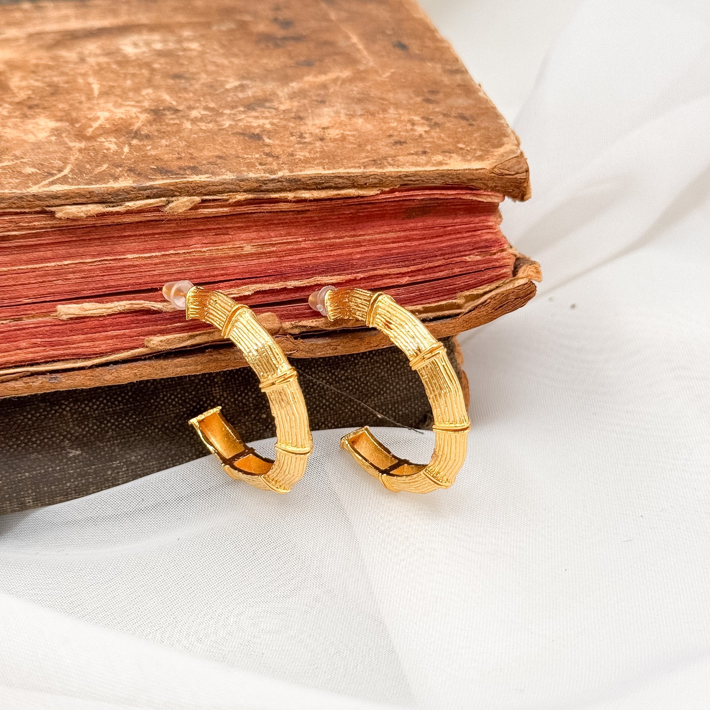 Coppia orecchini a mezzo cerchio in ottone dorato effetto bambù - Lumiere Bijoux